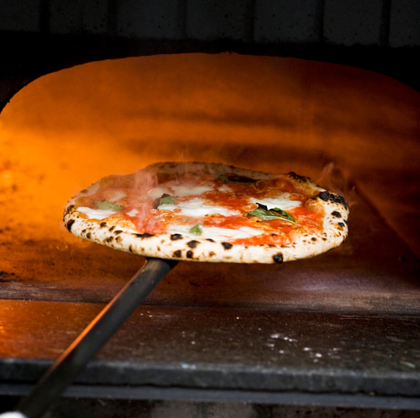 石窯で焼いたピザ