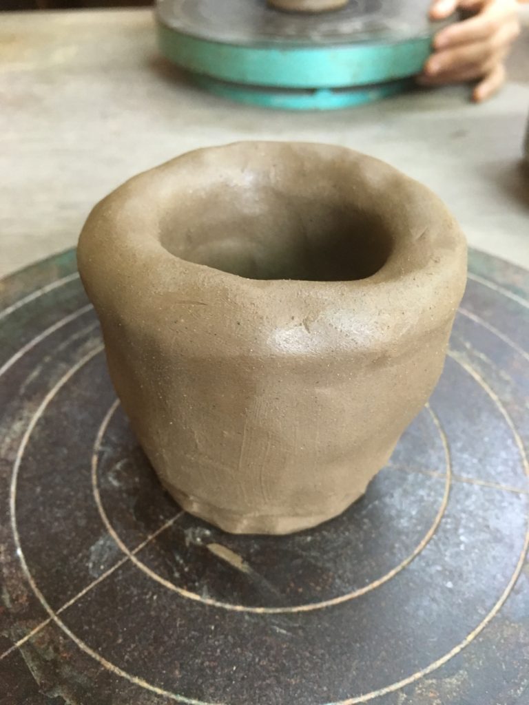 手びねり陶芸体験。粘土をどんどん高くしていきます